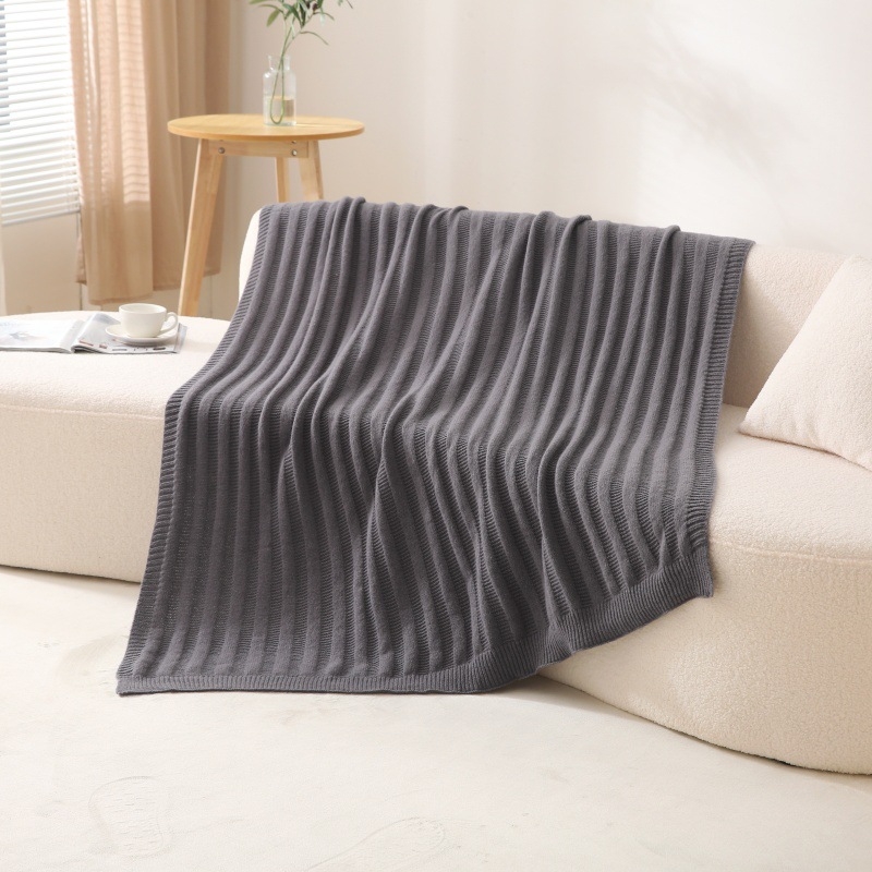 Pletena deka od poliesternih vlakana, 800–1000 g, jednobojna, prilagodljiva, moderan minimalistički stil
