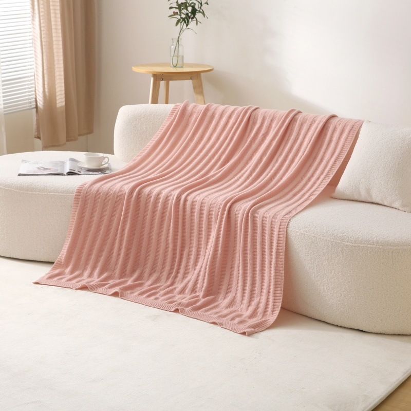 Pletena deka od poliesternih vlakana, 800–1000 g, jednobojna, prilagodljiva, moderan minimalistički stil