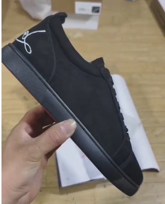 Platvormkingad, ülemine materjal: kahekordne veisnahk ja kunstnahk; ümmarguse ninaga; madal kand 1–3 cm; nööridega kinnituv; kummist tald.