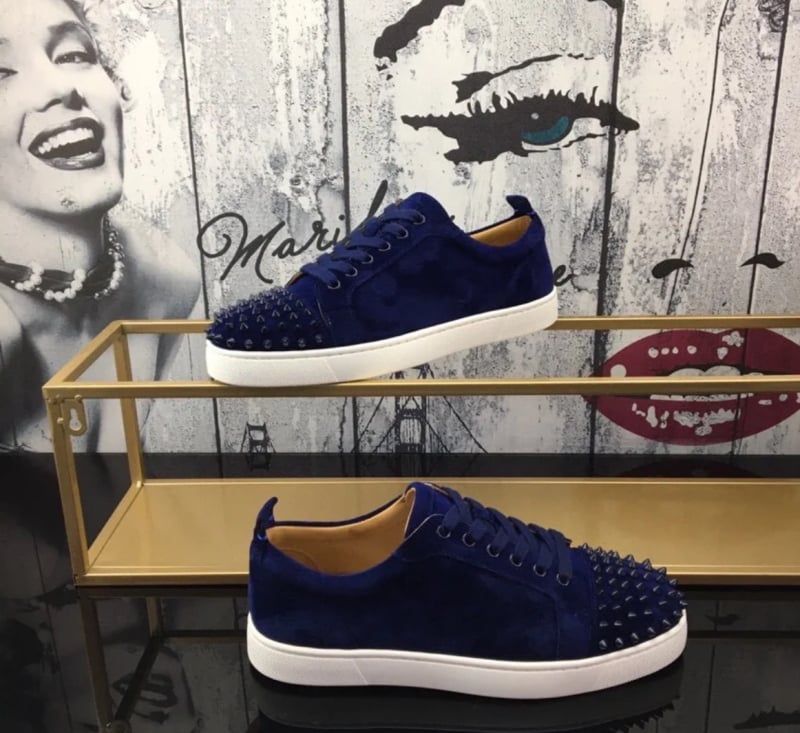 Platvormkingad, ülemine materjal: kahekordne veisnahk ja kunstnahk; ümmarguse ninaga; madal kand 1–3 cm; nööridega kinnituv; kummist tald.