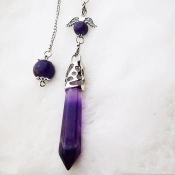 Geometrijsko kristalno ogrlico s privjeskom u obliku jedne točke šesterokutne kolone, polirani završetak; kristali: ametist, ružičasti kvarc, bijeli kristal