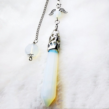 Geometrijsko kristalno ogrlico s privjeskom u obliku jedne točke šesterokutne kolone, polirani završetak; kristali: ametist, ružičasti kvarc, bijeli kristal