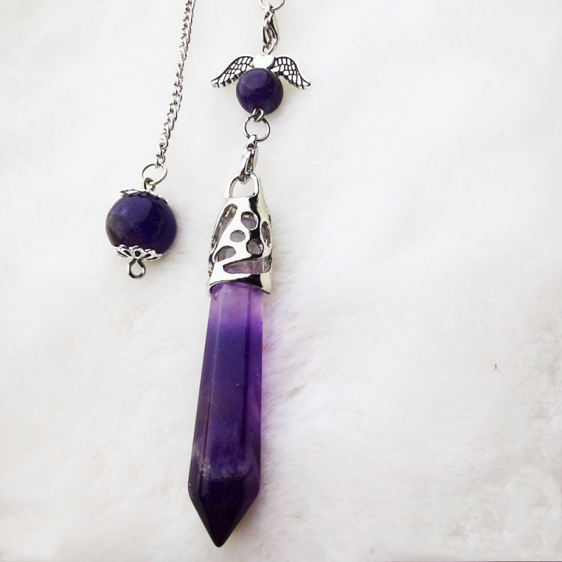 Geometrijsko kristalno ogrlico s privjeskom u obliku jedne točke šesterokutne kolone, polirani završetak; kristali: ametist, ružičasti kvarc, bijeli kristal