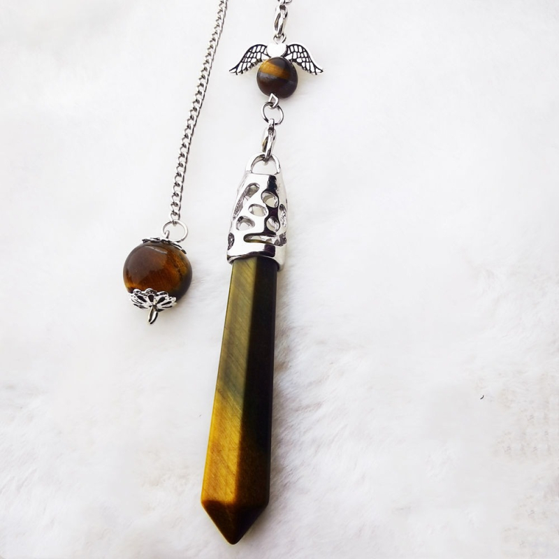 Geometrijsko kristalno ogrlico s privjeskom u obliku jedne točke šesterokutne kolone, polirani završetak; kristali: ametist, ružičasti kvarc, bijeli kristal