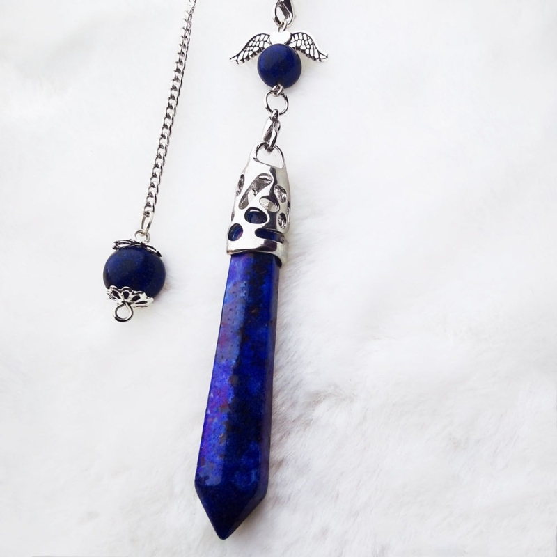 Geometrijsko kristalno ogrlico s privjeskom u obliku jedne točke šesterokutne kolone, polirani završetak; kristali: ametist, ružičasti kvarc, bijeli kristal