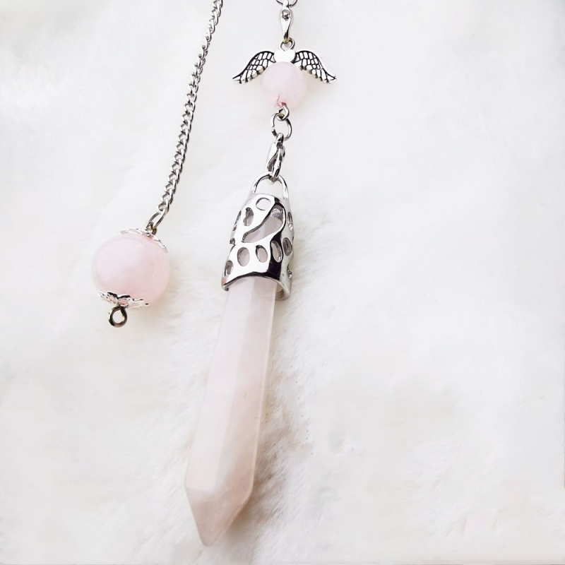 Geometrijsko kristalno ogrlico s privjeskom u obliku jedne točke šesterokutne kolone, polirani završetak; kristali: ametist, ružičasti kvarc, bijeli kristal