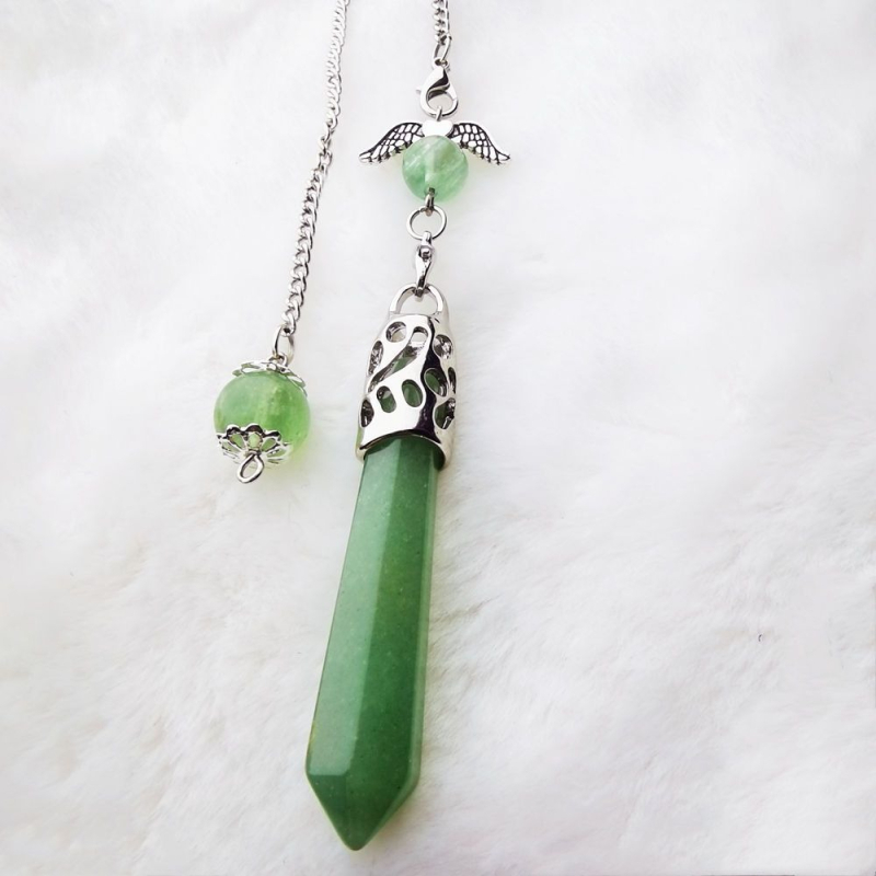 Geometrijsko kristalno ogrlico s privjeskom u obliku jedne točke šesterokutne kolone, polirani završetak; kristali: ametist, ružičasti kvarc, bijeli kristal