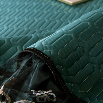 Trīs daļu Ice SilkLatex matraču komplekts ar gultas apdari - dabīgs latekss; lateksa saturs 90%+; drukāta audums; mazgājams veļas mašīnā; mūsdienīgs minimālisma stils