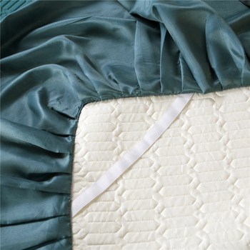 Trīs daļu Ice SilkLatex matraču komplekts ar gultas apdari - dabīgs latekss; lateksa saturs 90%+; drukāta audums; mazgājams veļas mašīnā; mūsdienīgs minimālisma stils