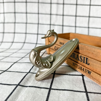 Γάντζος κουρτινας Little Swan από κράμα ψευδαργύρου, μοντέλο QX-121, τύπος: γάντζος, κατάλληλος για κρεμάμενες κουρτίνες, περιλαμβάνει βίδες και καουτσούκ βύσματα