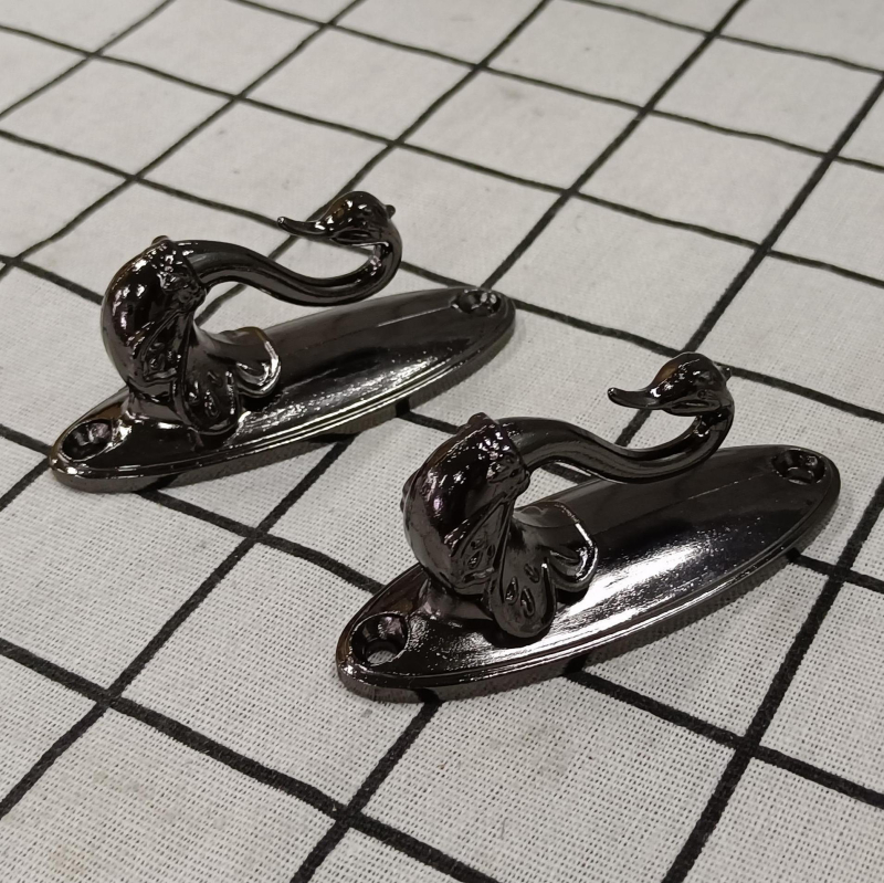 Γάντζος κουρτινας Little Swan από κράμα ψευδαργύρου, μοντέλο QX-121, τύπος: γάντζος, κατάλληλος για κρεμάμενες κουρτίνες, περιλαμβάνει βίδες και καουτσούκ βύσματα