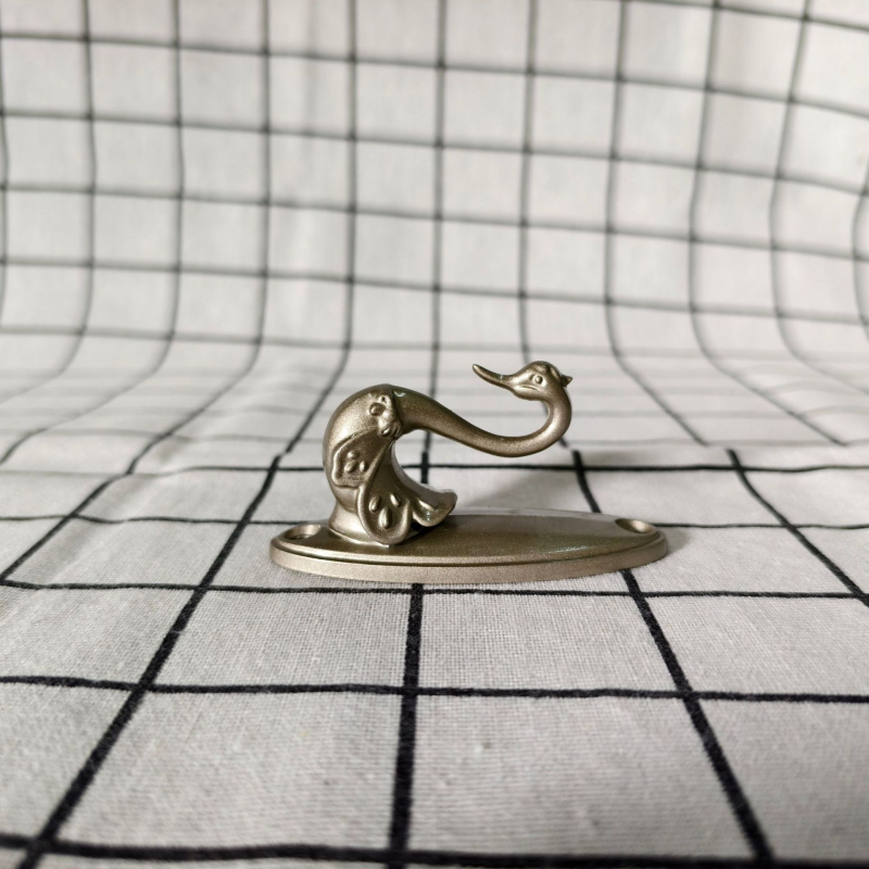 Γάντζος κουρτινας Little Swan από κράμα ψευδαργύρου, μοντέλο QX-121, τύπος: γάντζος, κατάλληλος για κρεμάμενες κουρτίνες, περιλαμβάνει βίδες και καουτσούκ βύσματα