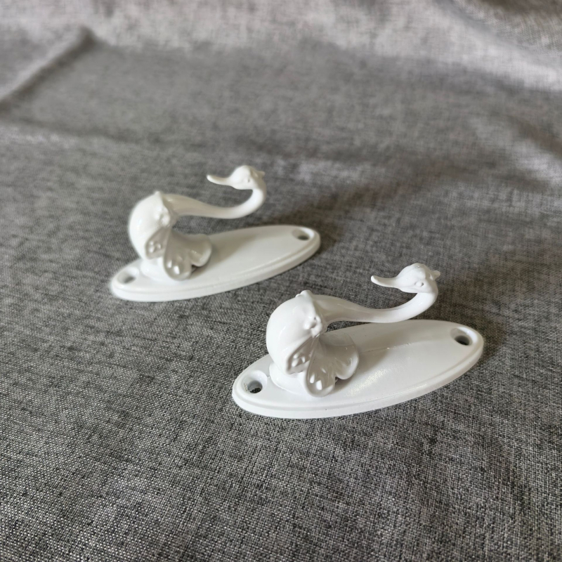 Γάντζος κουρτινας Little Swan από κράμα ψευδαργύρου, μοντέλο QX-121, τύπος: γάντζος, κατάλληλος για κρεμάμενες κουρτίνες, περιλαμβάνει βίδες και καουτσούκ βύσματα