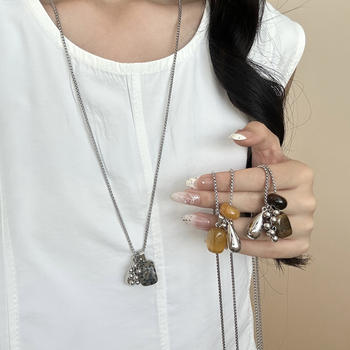 Nyaklánc titán acélból, természetes kő medállal, kézzel készített, szabályos lánccal, személyes trend stílus