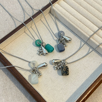 Nyaklánc titán acélból, természetes kő medállal, kézzel készített, szabályos lánccal, személyes trend stílus