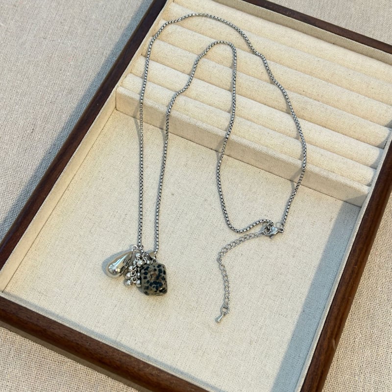 Nyaklánc titán acélból, természetes kő medállal, kézzel készített, szabályos lánccal, személyes trend stílus