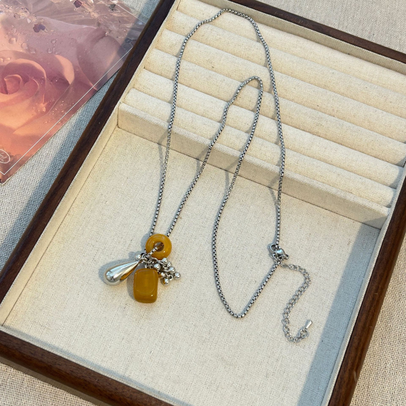 Nyaklánc titán acélból, természetes kő medállal, kézzel készített, szabályos lánccal, személyes trend stílus