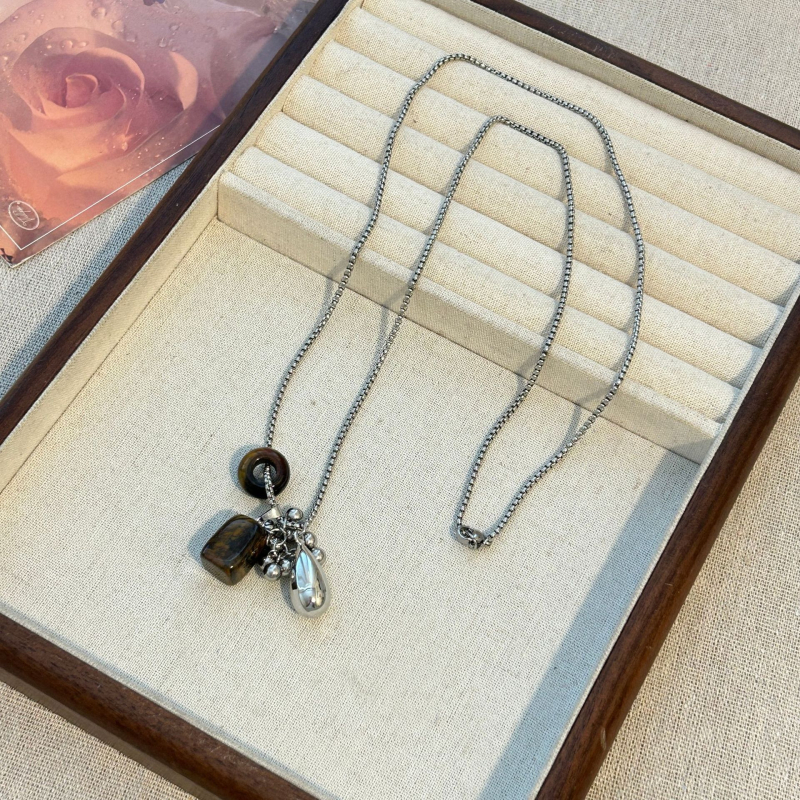 Nyaklánc titán acélból, természetes kő medállal, kézzel készített, szabályos lánccal, személyes trend stílus