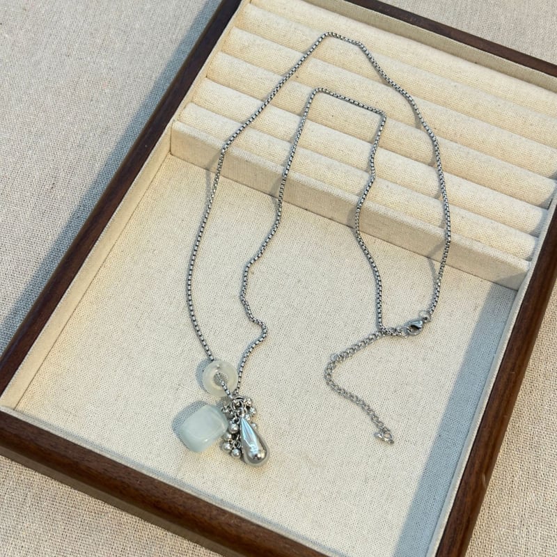 Nyaklánc titán acélból, természetes kő medállal, kézzel készített, szabályos lánccal, személyes trend stílus