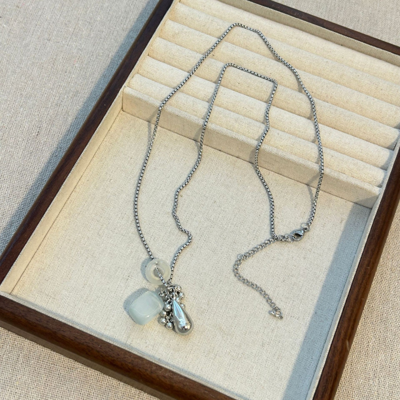 Nyaklánc titán acélból, természetes kő medállal, kézzel készített, szabályos lánccal, személyes trend stílus