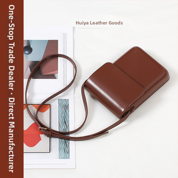 PU vertikāla kvadrātveida soma ar flaneles oderējumu, vāciņa aizvērums, iekšējā kabata mobajam telefonam un viena plecu siksna