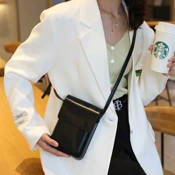 PU vertikāla kvadrātveida soma ar flaneles oderējumu, vāciņa aizvērums, iekšējā kabata mobajam telefonam un viena plecu siksna