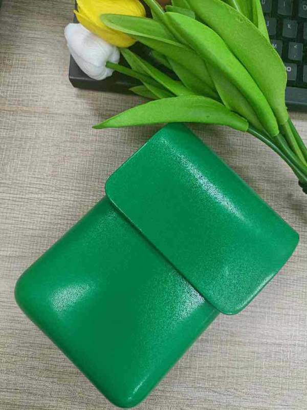 PU vertikāla kvadrātveida soma ar flaneles oderējumu, vāciņa aizvērums, iekšējā kabata mobajam telefonam un viena plecu siksna