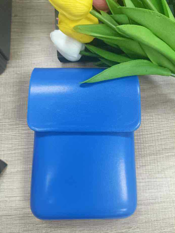 PU vertikāla kvadrātveida soma ar flaneles oderējumu, vāciņa aizvērums, iekšējā kabata mobajam telefonam un viena plecu siksna