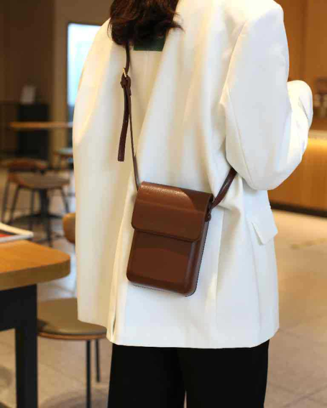 PU vertikāla kvadrātveida soma ar flaneles oderējumu, vāciņa aizvērums, iekšējā kabata mobajam telefonam un viena plecu siksna