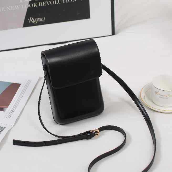 PU vertikāla kvadrātveida soma ar flaneles oderējumu, vāciņa aizvērums, iekšējā kabata mobajam telefonam un viena plecu siksna