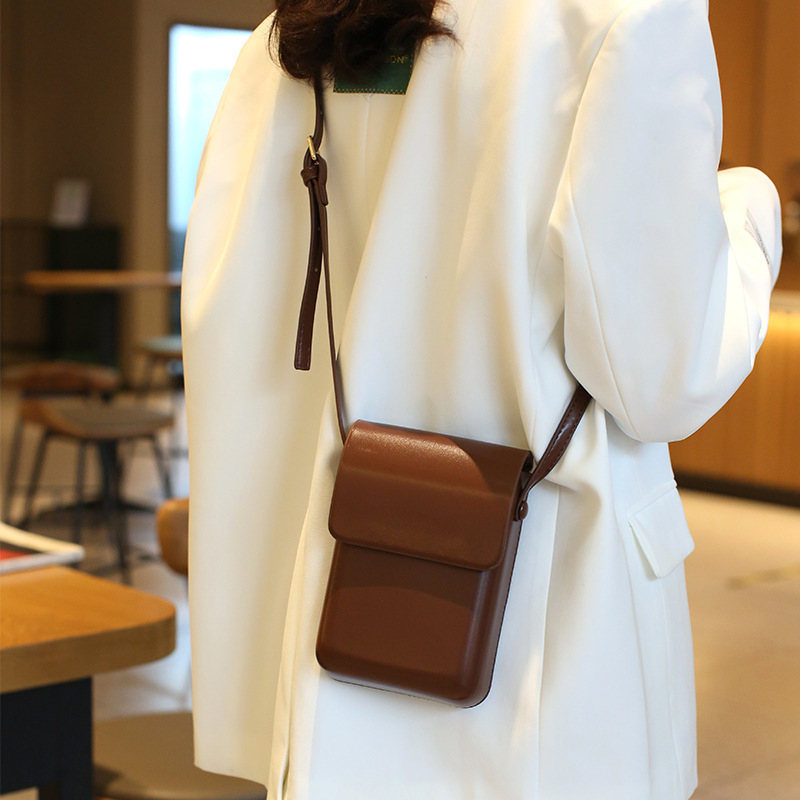 PU vertikāla kvadrātveida soma ar flaneles oderējumu, vāciņa aizvērums, iekšējā kabata mobajam telefonam un viena plecu siksna