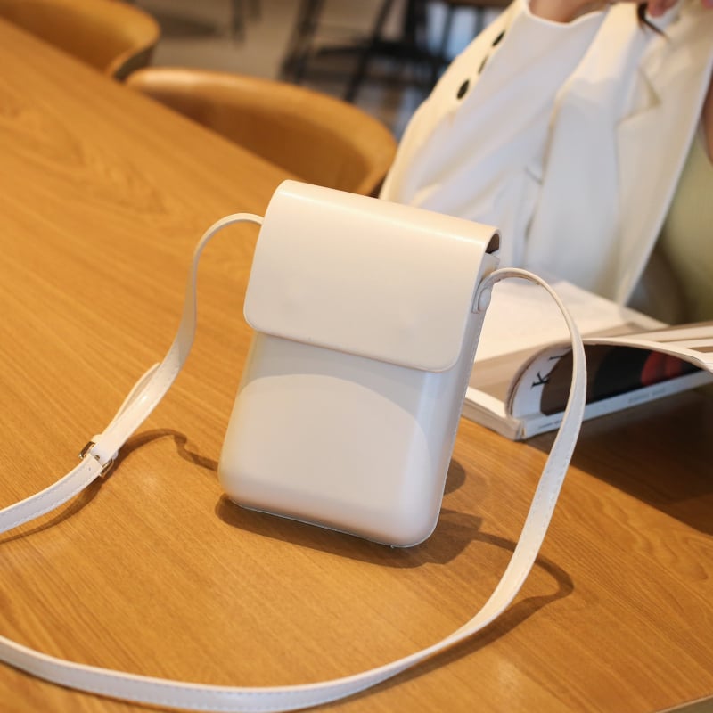 PU vertikāla kvadrātveida soma ar flaneles oderējumu, vāciņa aizvērums, iekšējā kabata mobajam telefonam un viena plecu siksna