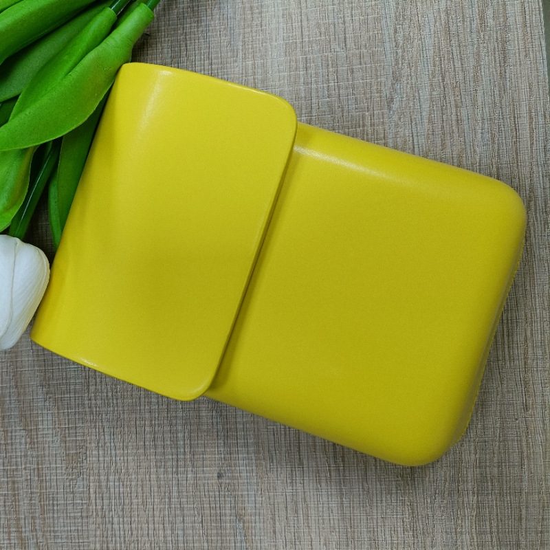 PU vertikāla kvadrātveida soma ar flaneles oderējumu, vāciņa aizvērums, iekšējā kabata mobajam telefonam un viena plecu siksna