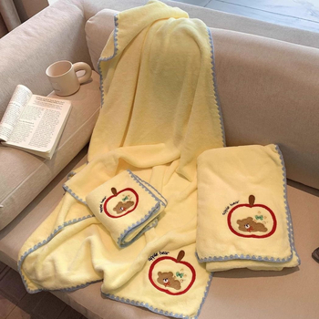 Apple Bear σετ τριών πετσών μπάνιου, εξαιρετικά απορροφητικό, γρήγορο στέγνωμα; Υλικό: Coral fleece; Βάρος: 200–300 g; Νήμα: 150D; Διαδικασία παραγωγής: 81044; Κατηγορία: πετσέτα μπάνιου/παραλίας