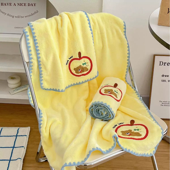 Apple Bear σετ τριών πετσών μπάνιου, εξαιρετικά απορροφητικό, γρήγορο στέγνωμα; Υλικό: Coral fleece; Βάρος: 200–300 g; Νήμα: 150D; Διαδικασία παραγωγής: 81044; Κατηγορία: πετσέτα μπάνιου/παραλίας