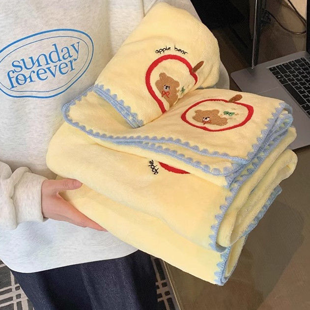 Apple Bear σετ τριών πετσών μπάνιου, εξαιρετικά απορροφητικό, γρήγορο στέγνωμα; Υλικό: Coral fleece; Βάρος: 200–300 g; Νήμα: 150D; Διαδικασία παραγωγής: 81044; Κατηγορία: πετσέτα μπάνιου/παραλίας