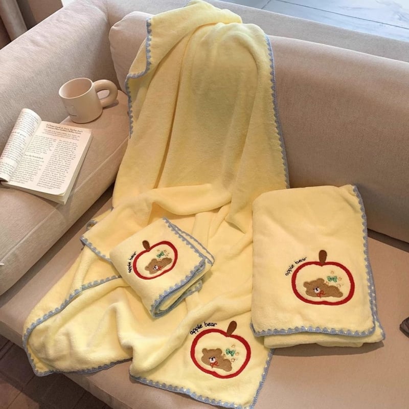 Apple Bear σετ τριών πετσών μπάνιου, εξαιρετικά απορροφητικό, γρήγορο στέγνωμα; Υλικό: Coral fleece; Βάρος: 200–300 g; Νήμα: 150D; Διαδικασία παραγωγής: 81044; Κατηγορία: πετσέτα μπάνιου/παραλίας