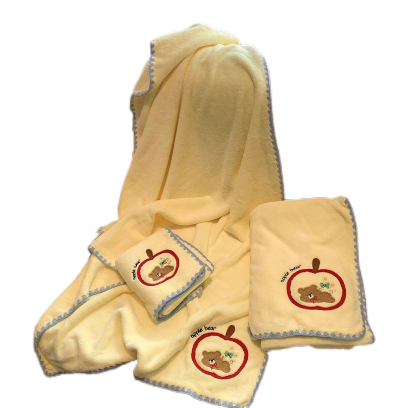 Apple Bear σετ τριών πετσών μπάνιου, εξαιρετικά απορροφητικό, γρήγορο στέγνωμα; Υλικό: Coral fleece; Βάρος: 200–300 g; Νήμα: 150D; Διαδικασία παραγωγής: 81044; Κατηγορία: πετσέτα μπάνιου/παραλίας