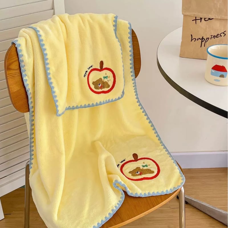 Apple Bear σετ τριών πετσών μπάνιου, εξαιρετικά απορροφητικό, γρήγορο στέγνωμα; Υλικό: Coral fleece; Βάρος: 200–300 g; Νήμα: 150D; Διαδικασία παραγωγής: 81044; Κατηγορία: πετσέτα μπάνιου/παραλίας