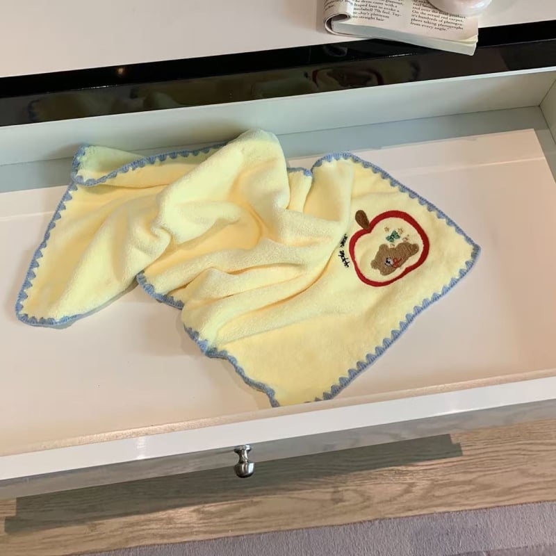 Apple Bear σετ τριών πετσών μπάνιου, εξαιρετικά απορροφητικό, γρήγορο στέγνωμα; Υλικό: Coral fleece; Βάρος: 200–300 g; Νήμα: 150D; Διαδικασία παραγωγής: 81044; Κατηγορία: πετσέτα μπάνιου/παραλίας