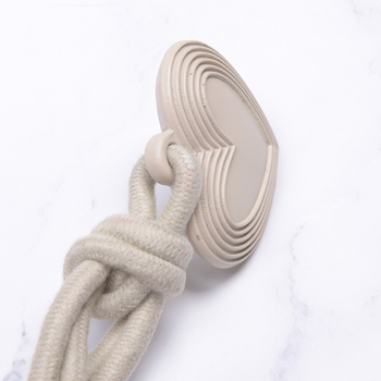 Aizkaru āķis ar sirds-sirds siksnu – dzīvojamā istaba, mūsdienīgs minimālisma stils