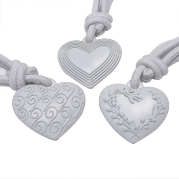 Aizkaru āķis ar sirds-sirds siksnu – dzīvojamā istaba, mūsdienīgs minimālisma stils