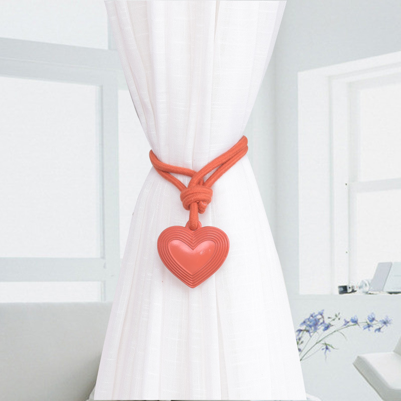 Aizkaru āķis ar sirds-sirds siksnu – dzīvojamā istaba, mūsdienīgs minimālisma stils