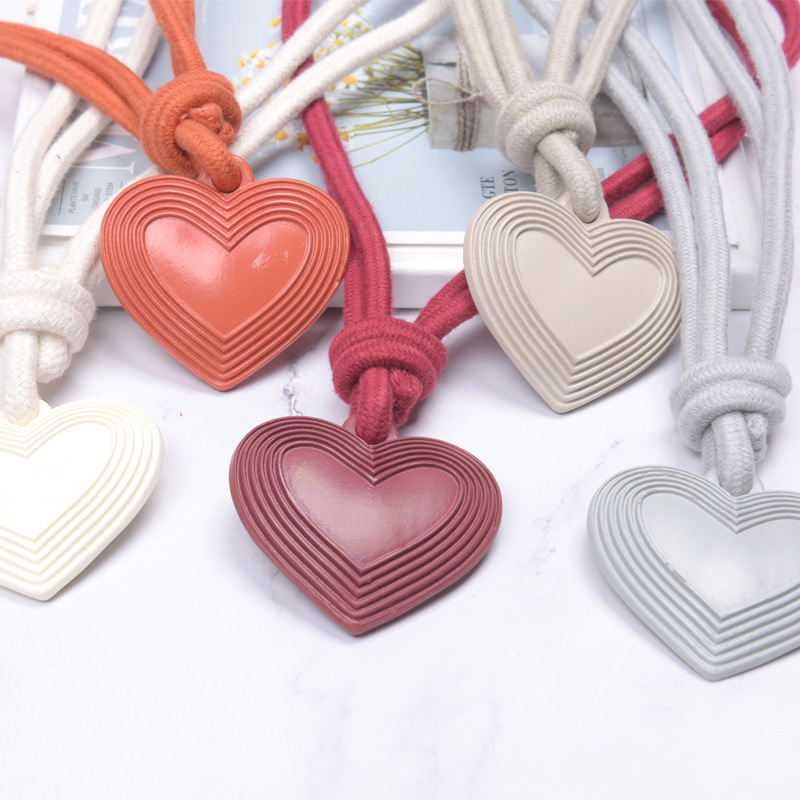 Aizkaru āķis ar sirds-sirds siksnu – dzīvojamā istaba, mūsdienīgs minimālisma stils