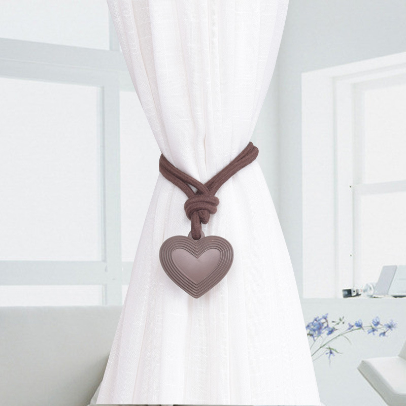 Aizkaru āķis ar sirds-sirds siksnu – dzīvojamā istaba, mūsdienīgs minimālisma stils