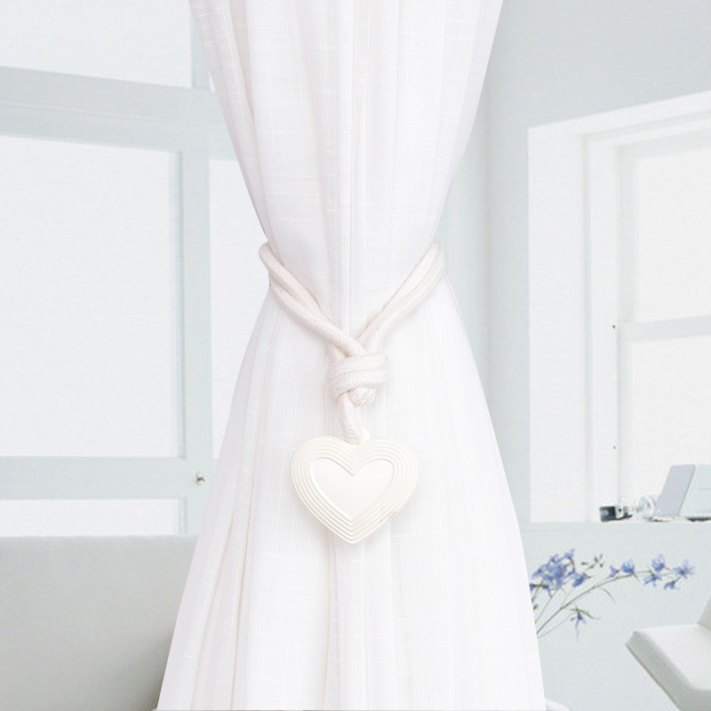 Aizkaru āķis ar sirds-sirds siksnu – dzīvojamā istaba, mūsdienīgs minimālisma stils