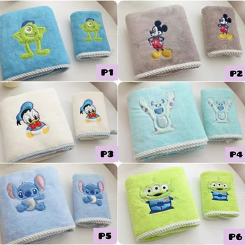 Σετ δύο πετσέτες μπάνιου από Coral Fleece – παχιές, απορροφητικές, γρήγορο στέγνωμα, χωρίς χνούδι; 300–400 g, 120D νήμα, κεντημένο φινίρισμα.