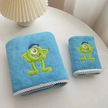 Σετ δύο πετσέτες μπάνιου από Coral Fleece – παχιές, απορροφητικές, γρήγορο στέγνωμα, χωρίς χνούδι; 300–400 g, 120D νήμα, κεντημένο φινίρισμα.