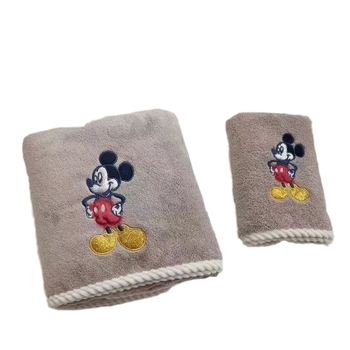 Σετ δύο πετσέτες μπάνιου από Coral Fleece – παχιές, απορροφητικές, γρήγορο στέγνωμα, χωρίς χνούδι; 300–400 g, 120D νήμα, κεντημένο φινίρισμα.