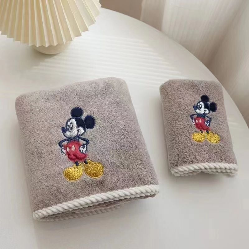 Σετ δύο πετσέτες μπάνιου από Coral Fleece – παχιές, απορροφητικές, γρήγορο στέγνωμα, χωρίς χνούδι; 300–400 g, 120D νήμα, κεντημένο φινίρισμα.